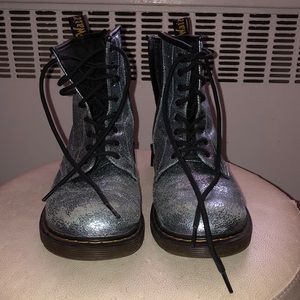 Dr. Martens Shiny Textured Silvery-Blue AirWair, 6M